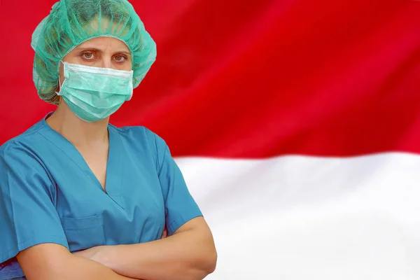 Chirurg na pozadí Monacké vlajky. Zdravotní péče, chirurgie a lékařská koncepce v Monaku. — Stock fotografie