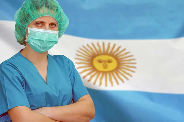 Kvinna kirurg på bakgrunden av Argentina flaggan. Sjukvård, kirurgi och medicinskt koncept i Argentina. — Stockfoto