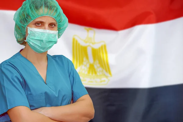 Žena chirurg na pozadí egyptské vlajky. Zdravotní péče, chirurgie a lékařské koncepce v Egyptě. — Stock fotografie