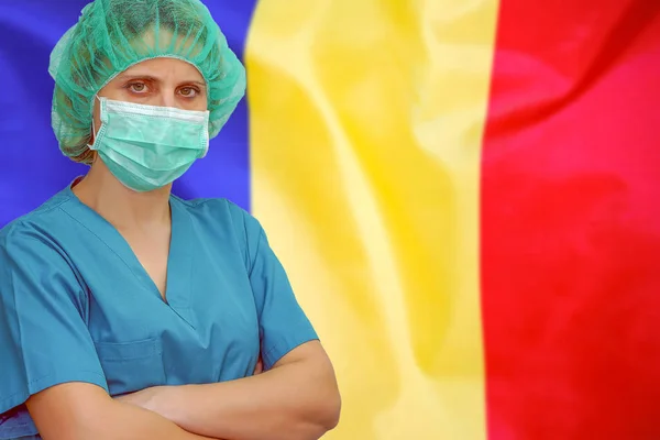 Kvinna kirurg på bakgrunden av Moldavien flaggan. Hälso- och sjukvård, kirurgi och medicinskt koncept i Moldavien. — Stockfoto