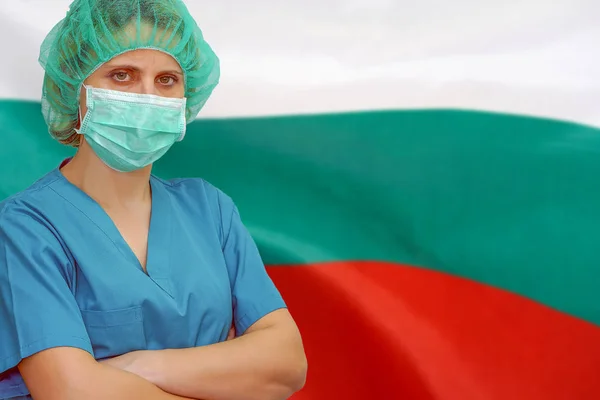 Kvinna kirurg på bakgrunden av Bulgariens flagga. Hälso- och sjukvård, kirurgi och medicinskt koncept i Bulgarien. — Stockfoto