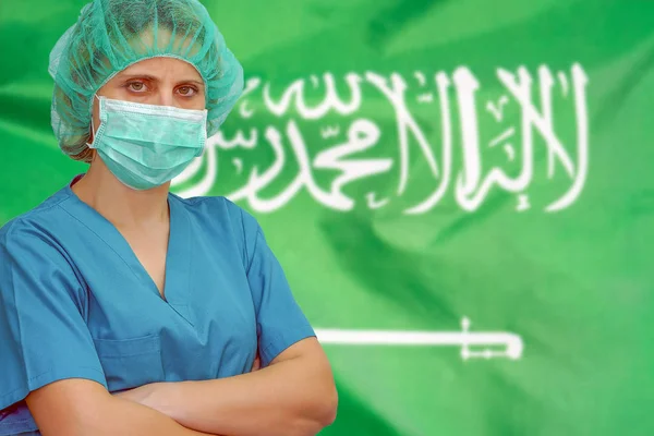 Kvinna kirurg på bakgrunden av Saudiarabiens flagga. Hälso- och sjukvård, kirurgi och medicinskt koncept i Saudiarabien. — Stockfoto