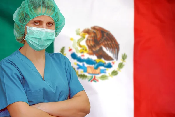 Chirurg na pozadí mexické vlajky. Zdravotní péče, chirurgie a lékařská koncepce v Mexiku. — Stock fotografie