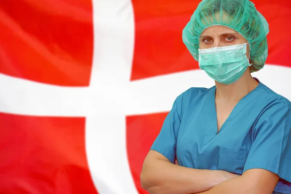 Mujer cirujana en el fondo de la bandera de Dinamarca. Salud, cirugía y concepto médico en Dinamarca . —  Fotos de Stock