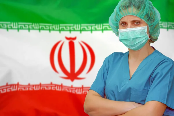 Ženský chirurg na pozadí íránské vlajky. Zdravotní péče, chirurgie a lékařská koncepce v Íránu. — Stock fotografie