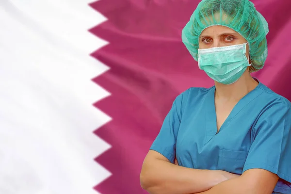 Kvinna kirurg på bakgrunden av Qatar flaggan. Vård, kirurgi och medicinskt koncept i Qatar. — Stockfoto