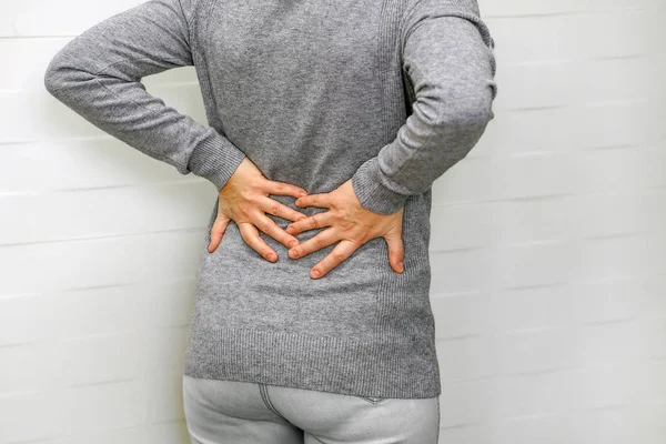 Mujer, dolor en la espalda baja. Concepto de salud . — Foto de Stock
