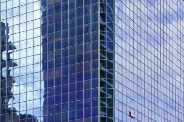 Bina penceresi kapanıyor. Yeni mahalledeki modern apartmanlar. Doku.