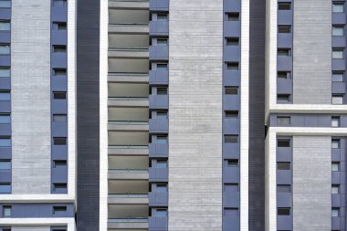 Bina penceresi kapanıyor. Yeni mahalledeki modern apartmanlar. Doku.