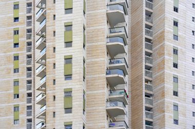 Bina penceresi kapanıyor. Yeni mahalledeki modern apartmanlar. Doku.