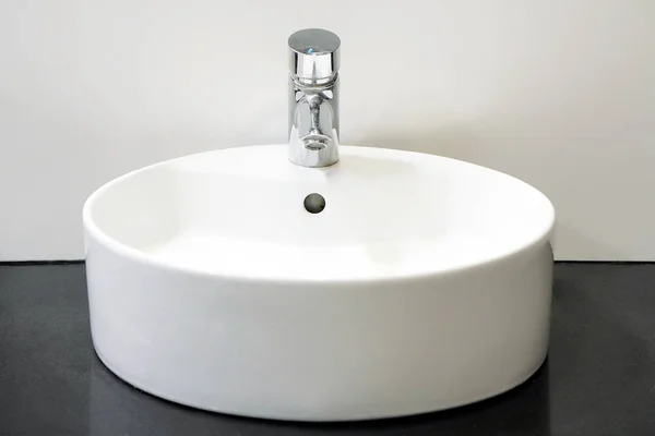 Moderno lavabo de baño blanco con grifo. Interior de baño ingenio —  Fotos de Stock