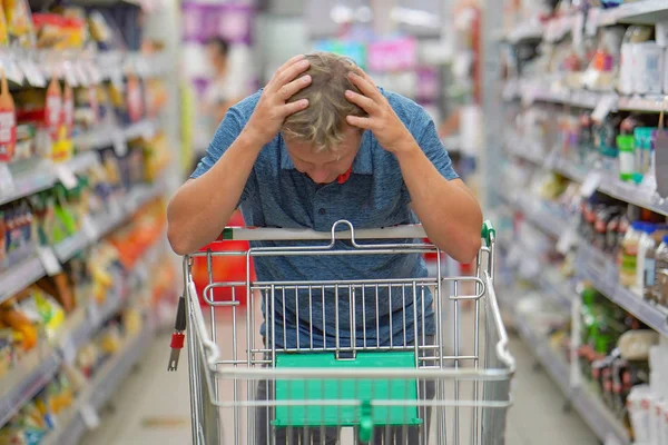 Uomo Sconvolto Supermercato Con Carrello Della Spesa Vuoto Crisi Aumento — Foto Stock