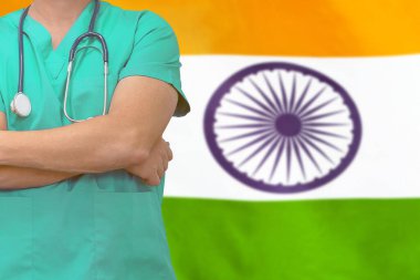 Hindistan bayrağının arka planında steteskop olan erkek cerrah ya da doktor. Sağlık ve tıbbi konsept. Hindistan 'da ameliyat konsepti.