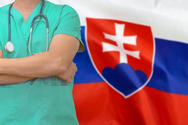 Slovakya bayrağının arka planında steteskop olan erkek cerrah ya da doktor. Sağlık ve tıbbi konsept. Slovakya 'da ameliyat konsepti.