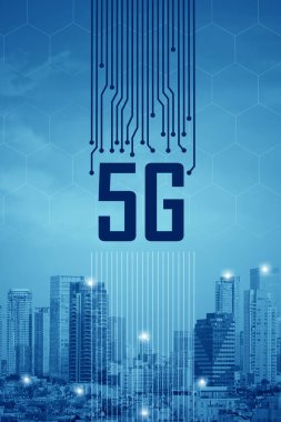 İnternet gibi şeyler. Akıllı şebeke Kavramsal soyutlama. 5G teknolojisi. Modern şehir ve iletişim ağı, Smart City. Mavi tonlu şehir manzarası ve ağ bağlantısı kavramı.