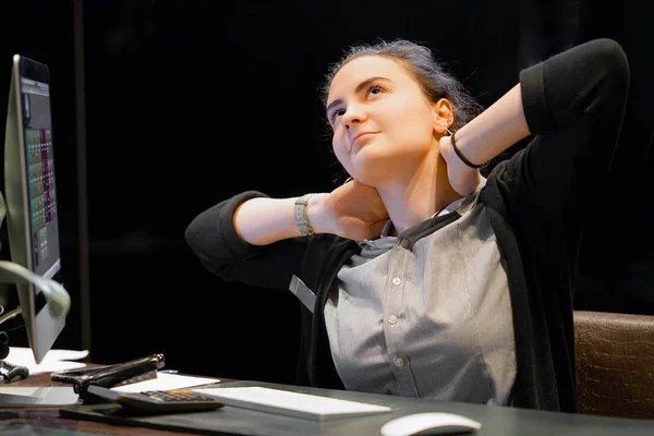 Boyun Ağrısı Çeken Ofis Müdürü Kadın Kadın Yorgun Bitkin Stresli — Stok fotoğraf
