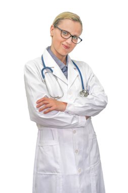 Gözlüklü ve steteskoplu kadın doktor beyaz arka planda izole edilmiş. Kameraya bakan güler yüzlü bir stajyer doktor resmi..