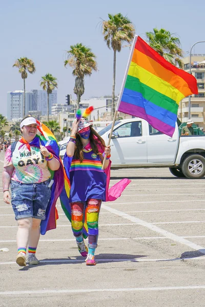 一年一度的游行Lgbt 两个女同性恋者在同志骄傲游行中的画像 容忍的游行 同志骄傲游行的彩虹旗 2019年6月14日 特拉维夫 以色列 — 图库照片