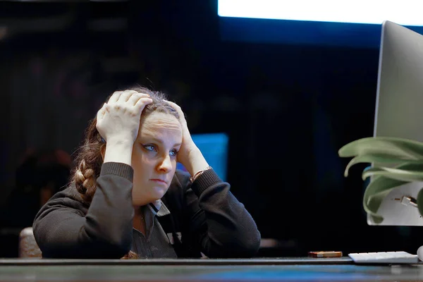 動揺オフィスワーカーの肖像画 マネージャーの女性は コンピュータのモニターの前に座っている 面白い顔の表情感情の問題 ストレス — ストック写真