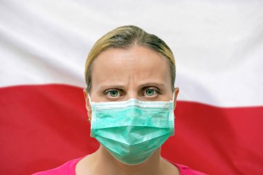 Maskeli kadın, Polonya 'nın arka planındaki kameraya bakıyor. Dünya çapında Coronavirus 'un yayılmasına olan ilgi kavramı. Coronavirus, Polonya 'da virüs.