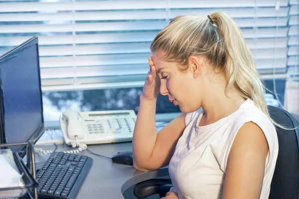 Gerente Oficina Mujer Que Sufre Dolor Cabeza Migraña Dolor Problema —  Fotos de Stock