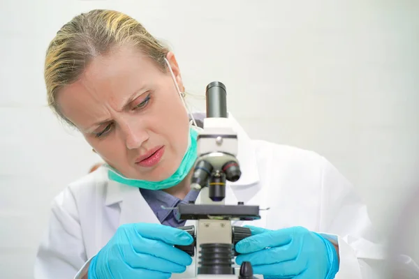 Bilim Adamı Çalışıyor Çalışırken Mikroskop Kullanan Kendine Güvenen Genç Kadın — Stok fotoğraf