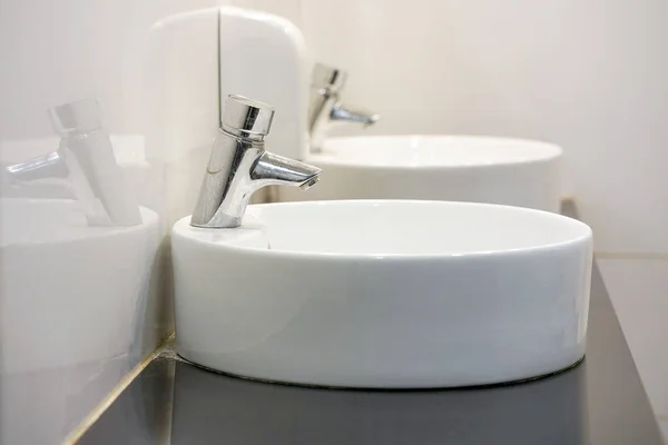 Lüks Oteldeki Banyo Içi Modern Tasarımla Dolu Evinde Lavabo Musluk — Stok fotoğraf