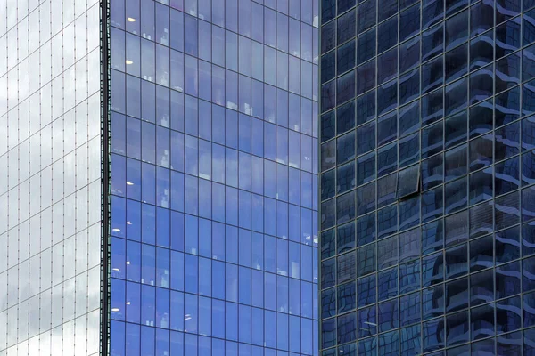 抽象的なデザインのための近代的な建物の背景 近代的な建物のガラス建築 建物の窓の質感 — ストック写真