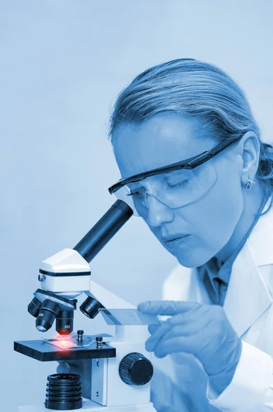 Scientist Work Side View Confident Young Female Scientist Using Microscope — Stock Photo, Image