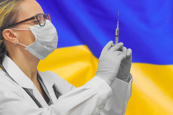 Kvinnlig Läkare Eller Sjuksköterska Handskar Som Håller Sprutan För Vaccination — Stockfoto