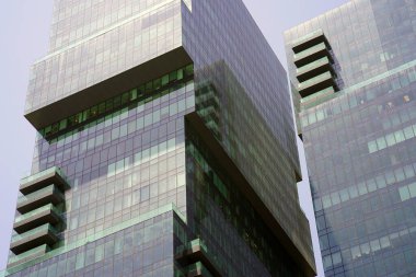 Soyut mimari. Gökdelen inşa eden modern şehrin ön cephesinin cam mavisi pencereleri. Binanın pencerelerinin dokusu....