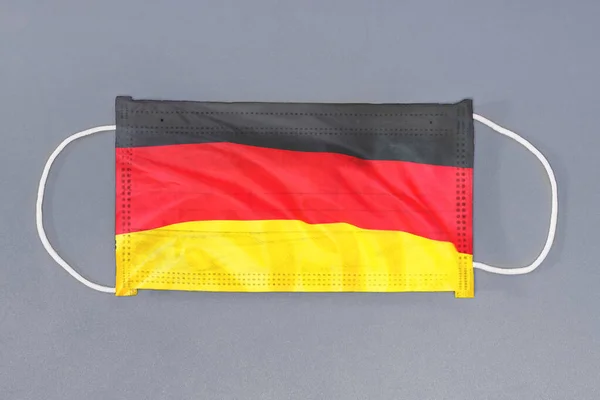 带有德国国旗的隔离医疗面具 灰色背景 服装防护罩纺织品过滤器 卫生保健和医疗概念 Coronavirus 德国的病毒 — 图库照片