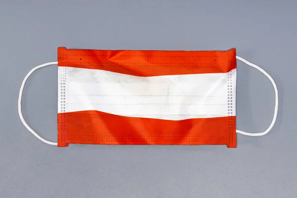 Gri Arka Planda Avusturya Bayrağı Olan Izole Tıbbi Maske Yakından — Stok fotoğraf