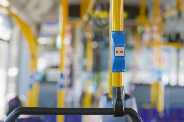 Otobüs ya da tramvay için sarı dur düğmesi. Otobüs şoföründen bir sonraki istasyonda inmesini istemek için düğmeye basın. Toplu taşıma.