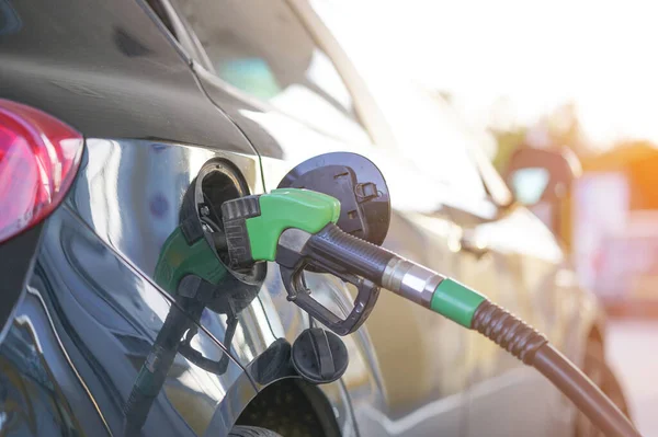 ガソリンスタンドで車を給油 ガソリンスタンド コピースペースで車の中で燃料を補充するための燃料ノズル ガソリンスタンド車におけるガスポンプの閉鎖 — ストック写真