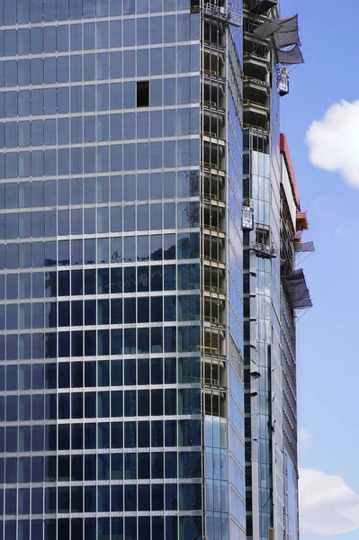 抽象建築 ガラスの青い正方形のファサード近代的な都市ビジネスビル超高層ビルの窓 建物の窓の質感 — ストック写真