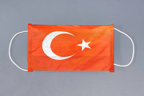 Máscara Médica Aislada Con Bandera Turquía Sobre Fondo Gris Primeros —  Fotos de Stock