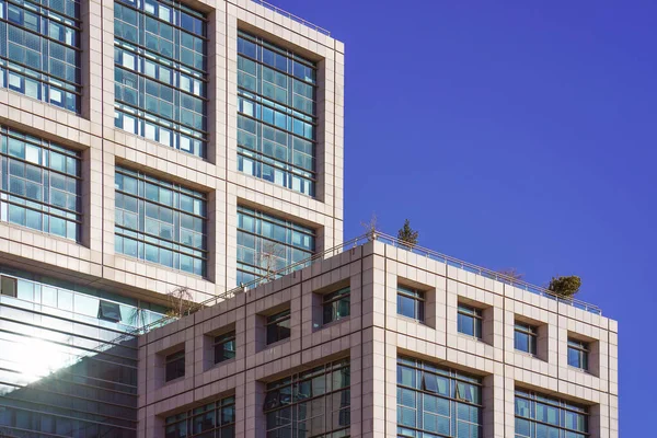 Arquitectura Abstracta Vidrio Azul Cuadrado Ventanas Fachada Rascacielos Edificios Negocios —  Fotos de Stock