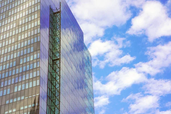 曇り空の背景に近代的な建物の超高層ビル 建物の窓の質感 — ストック写真