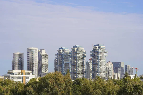 Vue Silhouette Des Bâtiments Anciens Nouveaux Ville Ciel Bleu Nuageux — Photo