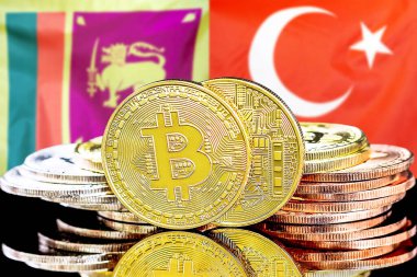 Sri Lanka ve Türkiye 'deki kripto para birimi ve engelleme teknolojisi yatırımcıları için kavram. Sri Lanka ve Türkiye bayrağının arka planında Bitcoin 'ler.