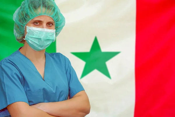 Kvinnlig Kirurg Mask Och Hatt Tittar Kameran Bakgrunden Senegal Flaggan — Stockfoto