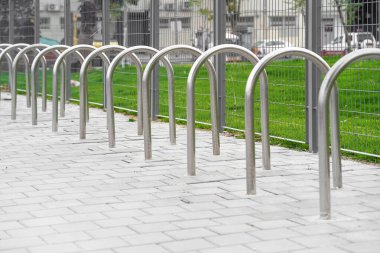 Boş bisiklet parkı. Birden fazla bisiklet için park yeri ya da park yeri. Şehirdeki ev, bisiklet, scooter ya da çevresel taşımacılık için park yeri. Şehir parkında boş park yeri.