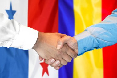 İki bayrağın arka planında iş tokalaşması. Panama ve Moldova bayrağının arka planında erkek tokalaşması. Destek konsepti