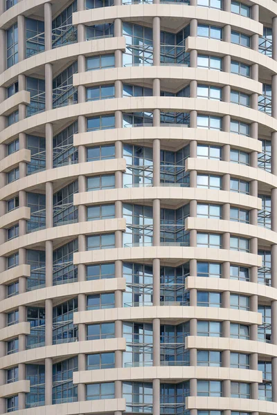 Glasblaues Quadratisches Fenster Der Fassade Modernes Geschäftshaus Wolkenkratzer Balkone Gebäude — Stockfoto