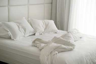 Oteldeki kırışık yatak. Bitmemiş ya da dağınık yatağın komik gecelerden sonraki yakın çekimi, yeni evli çiftin seksi. Otel odasında kirli yatak..