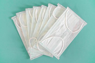 Mavi arka planda yalıtılmış tıbbi maskeler. Mavi arka planda tıbbi maskeler var. Coronavirus ve grip virüsü koruması. Yakından koruyucu maskeler tekstil filtresi. Sağlık ve tıbbi konsept.