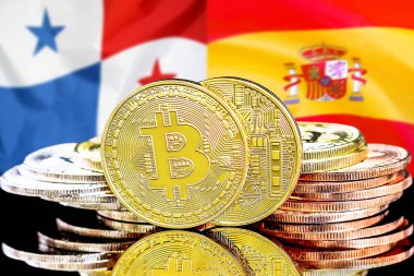 Panama ve İspanya 'daki kripto para birimi ve engelleme teknolojisi yatırımcıları için konsept. Panama ve İspanya bayrağının arka planında Bitcoin 'ler.