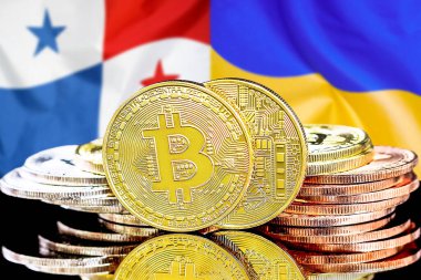 Panama ve Ukrayna 'daki kripto para birimi ve engelleme teknolojisi yatırımcıları için konsept. Panama ve Ukrayna bayrağının arka planında Bitcoin 'ler.