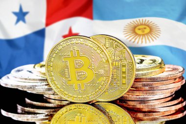 Panama ve Arjantin 'deki kripto para birimi ve engelleme teknolojisi yatırımcıları için konsept. Panama ve Arjantin bayrağının arka planında Bitcoin 'ler.